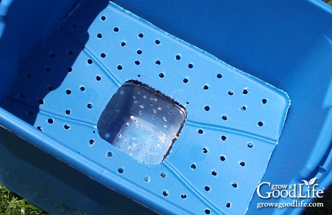 Aeration shelf with wicking basket and supports fitted inside an 18-gallon tote.