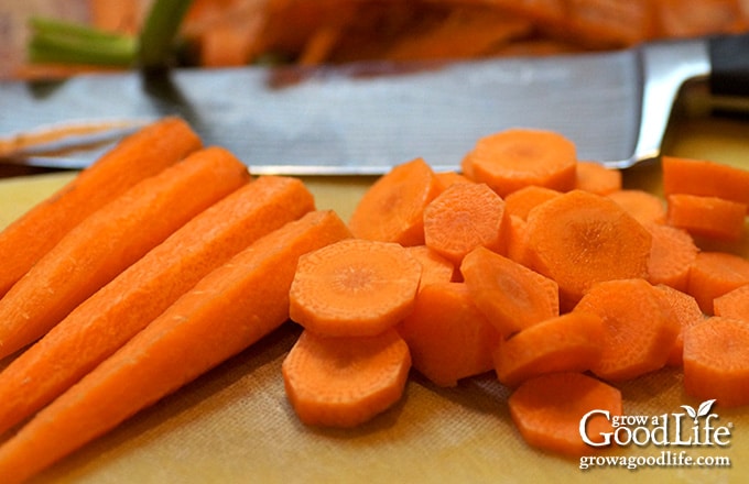 carottes tranchées sur une planche à découper