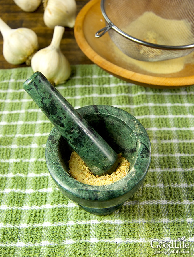 Haga su propio ajo en polvo deshidratando y moliendo los dientes de ajo. Si cultivas ajo o lo compras a granel y todavía tienes abundancia en el almacén cuando llegue la primavera, puede valer la pena el esfuerzo de convertir el exceso en polvo de ajo antes de que los dientes se estropeen.