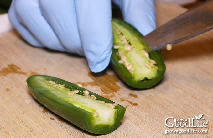 removing the seeds and membrane of jalapeno peppers