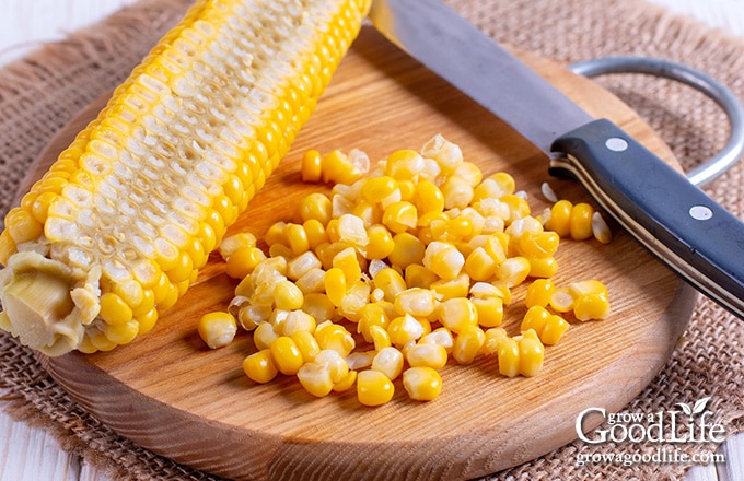 showing how to cut corn from the cob
