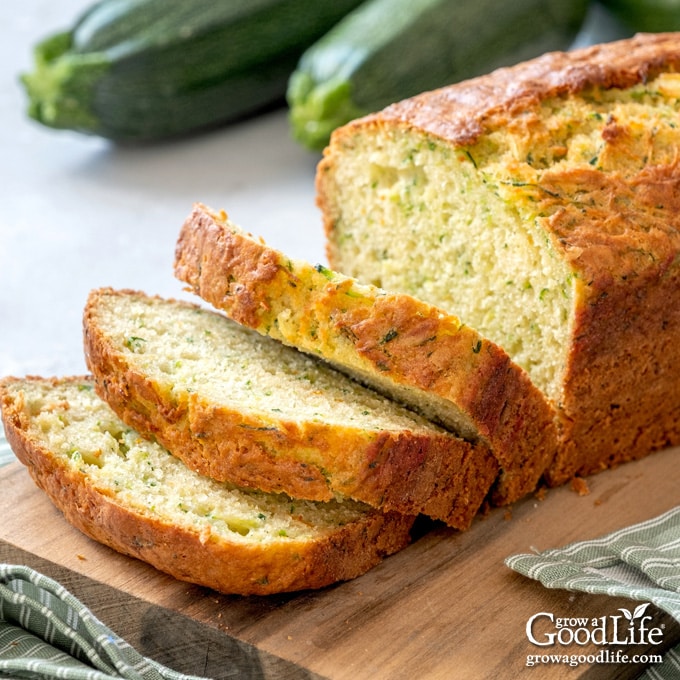 Sliced ​​zucchini bread on a cutting board.